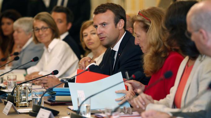 French President Emmanuel Macron (C) leads the first government meeting after the summer break on August 28, 2017 at the Elysee Palace in Paris. / AFP PHOTO / POOL / CHRISTIAN HARTMANN